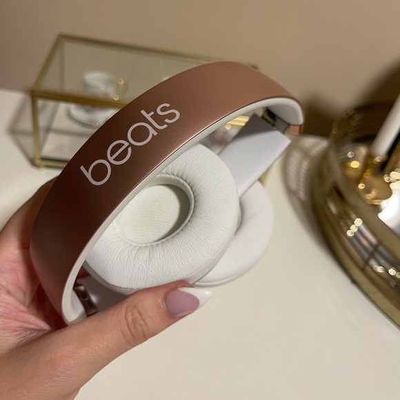 MOVING SALE BEATS ROSE GOLD HEADPHONES - Picture 9 of 9